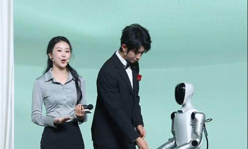 京东闪电新品发布会再玩创新 机器人与美女主播挑战极限环境测试